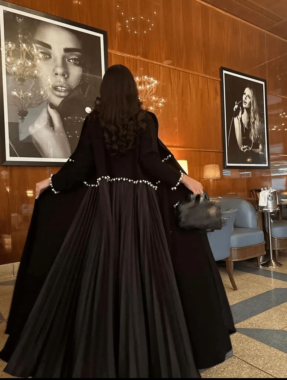 ⁦عباية سوداء قماش كريب قصة كلوش كسرت من الخلف وتطريز خفيف بلؤلؤ⁩ - الصورة ⁦5⁩