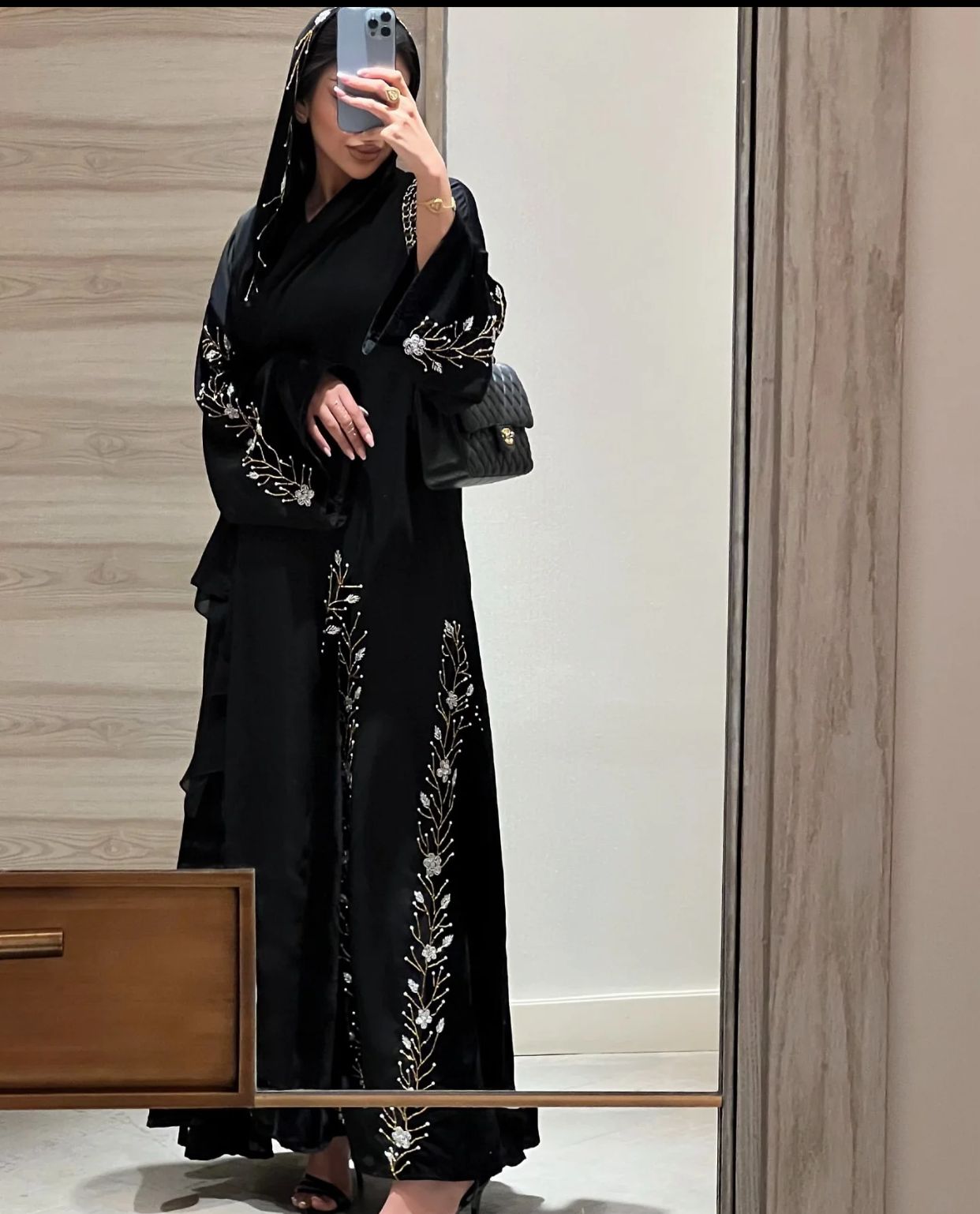 ⁦عباية سوداء مطرزة⁩ - الصورة ⁦2⁩