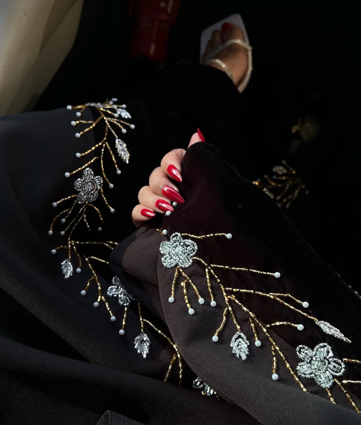 عباية سوداء مطرزة