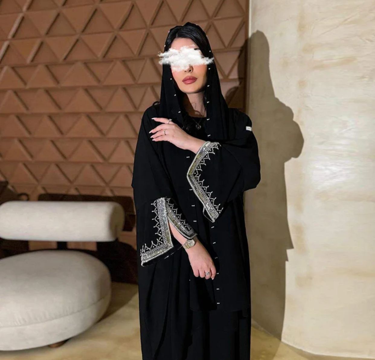 عباية سوداء مطرزة بأكمام الزهور